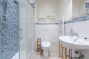 Apartament Comfort | Bany | Dutxa, assecador de cabells, tovalloles i paper higiènic 