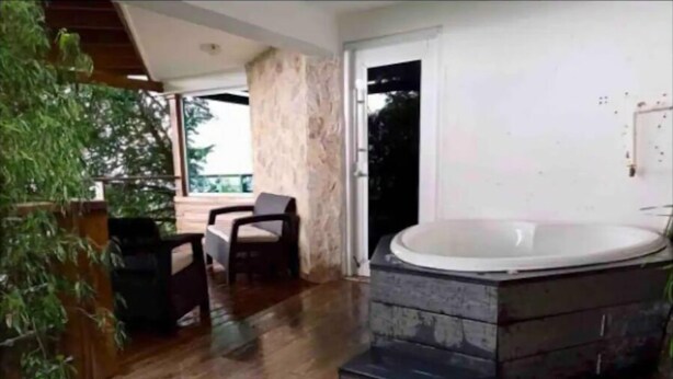 Une salle de bain moderne avec un lavabo en pierre et une baignoire sur pieds.