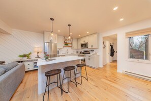 ثلاجة، ميكروويف، فرن، موقد طهي مسطح