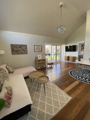 Smart TV, books - Gorgeous Villa Starbright guesthouse opp Berry Showground in heart of town (Berry)