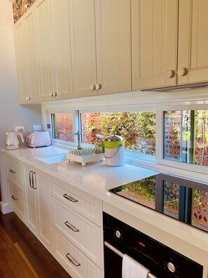 Fridge, microwave, oven, stovetop - Gorgeous Villa Starbright guesthouse opp Berry Showground in heart of town (Berry)
