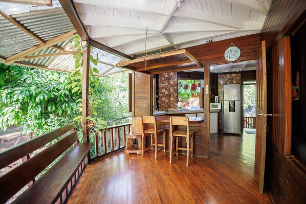 Outdoor dining - Casa Achè al Lado del Parque Nacional Cahuita (Cahuita)