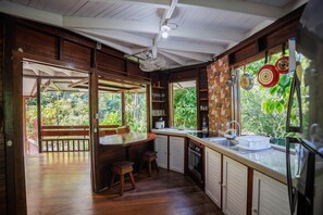 Fridge, microwave, oven, coffee/tea maker - Casa Achè al Lado del Parque Nacional Cahuita (Cahuita)