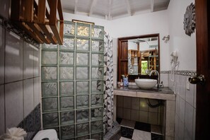 Chuveiro, toalhas de banho, sabonete, shampoo