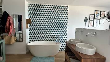 Douche, sĂšche-cheveux, serviettes fournies, savon