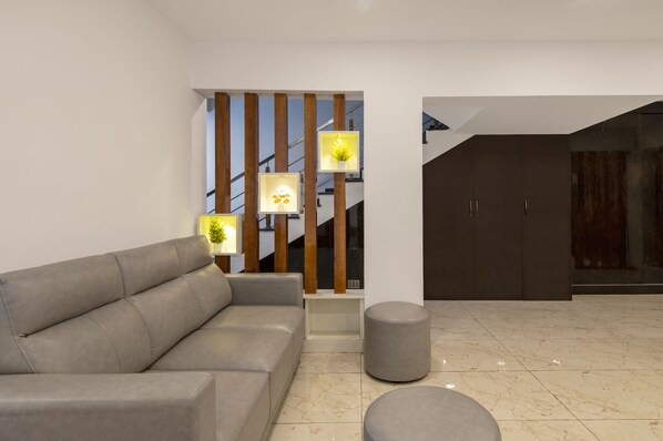 Lobby sitting area - Gateway Premium Inn (Bengaluru)