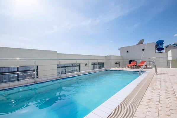 Outdoor pool - Lux Suites Silverstone Apartments (Nairobi)
