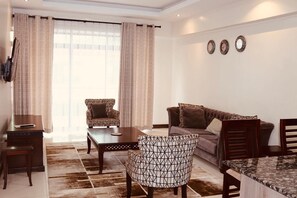 Leilighet – executive | Oppholdsområde | En 24-tommers smart-TV med digitale kanaler