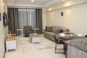 Leilighet – elite | Oppholdsområde | En 24-tommers smart-TV med digitale kanaler