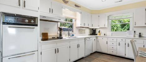 ثلاجة، ميكروويف، فرن، موقد طهي مسطح