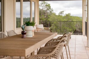 Outdoor dining - Relax, Play & Savor Lake Travis in a Renovated Home with Premium Hospitality (Lago Vista)