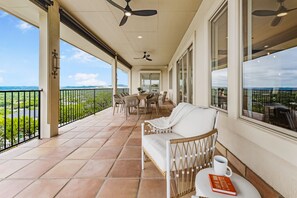 Outdoor dining - Relax, Play & Savor Lake Travis in a Renovated Home with Premium Hospitality (Lago Vista)