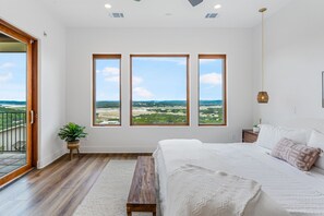 4 bedrooms, iron/ironing board, travel cot, Internet - Relax, Play & Savor Lake Travis in a Renovated Home with Premium Hospitality (Lago Vista)