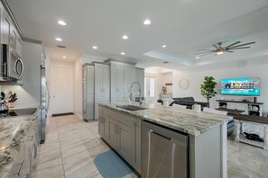 Kylskåp, mikrovågsugn, ugn och spishäll