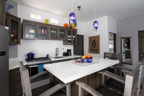 Refrigerador, horno, placa de cocina, cafetera/tetera