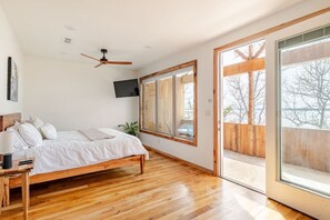 1 makuuhuone, työpöytä, silitysrauta/-lauta, vauvan matkasänky