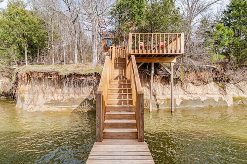 Romantic Lakefront Cabin  1BR  Pvt Hot Tub & Dock