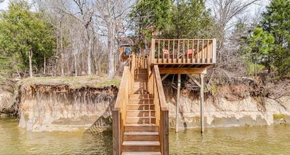 Romantic Lakefront Cabin 1BR Pvt Hot Tub & Dock