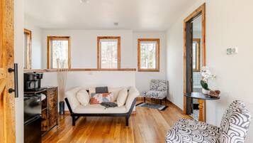 Smart TV, books, stereo