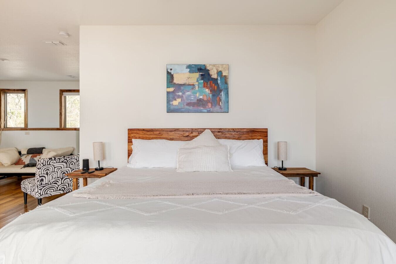 1 habitación, escritorio, tabla de planchar con plancha y cuna de viaje 