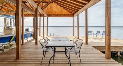 Romantic Lakefront Cabin  1BR  Pvt Hot Tub & Dock
