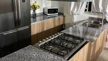 Jääkaappi, mikroaaltouuni, uuni, liesi