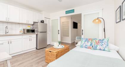 Remodeled Condo by the Beach at the Cabana Waikiki w/Full Kitchen & Free WiFi