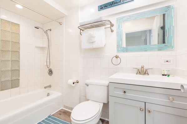 Un baño con bañera, inodoro y lavabo.