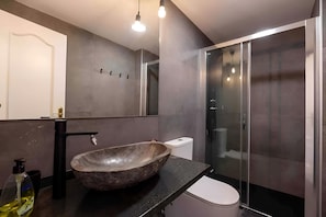 Lägenhet - eget badrum - utsikt mot poolen (Apartment-0) | Badrum | Dusch, regndusch, hårtork och handdukar