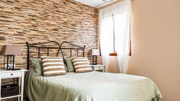 2 bedrooms, iron/ironing board, free WiFi, bed sheets
