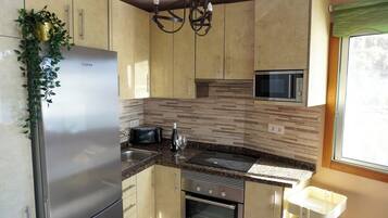 Een koelkast, een magnetron, een oven, een kookplaat