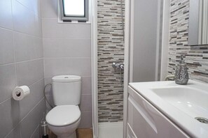 Douche, sèche-cheveux, serviettes fournies