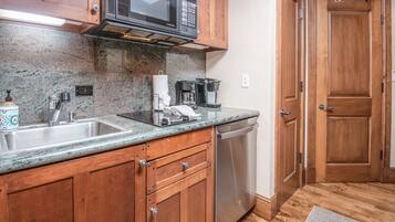 Condo, 1 Bedroom | Private kitchen