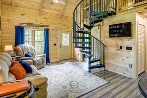 TV, books - Sevierville Sanctuary - Cabin w/ Private Hot Tub (Sevierville)