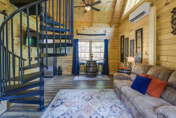 TV, books - Sevierville Sanctuary - Cabin w/ Private Hot Tub (Sevierville)