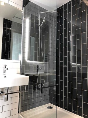 Appartamento, 2 letti queen | Bagno | Combinazione doccia/vasca, vasca da bagno a immersione totale