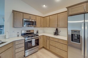 House (3 Bedrooms) | Interior - Community Pool & Tennis Court: Gem in The Villages (Okahumpka)