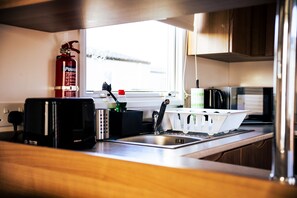 Huisje | Privékeuken | Een koelkast, een magnetron, een oven, een kookplaat