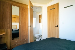 Cabin | 2 bedrooms, free WiFi, bed sheets - Captivating 6-person Caravan in Rhyl (Rhyl)