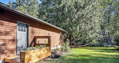 Pet-friendly Kent Vacation Rental, Walk to Lake!