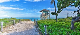 Walk to Ocean: Chic Deerfield Beach Cottage!