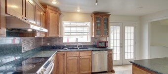 Crescent City Home w/ Hot Tub: Half-block to Beach