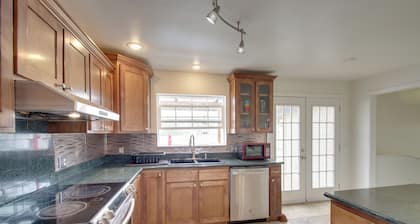Crescent City Home w/ Hot Tub: Half-block to Beach