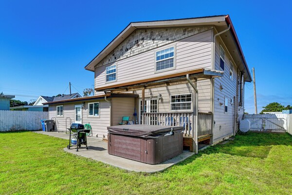 Crescent City Home W/ Hot Tub: Half-block To Beach - Smith River, CA