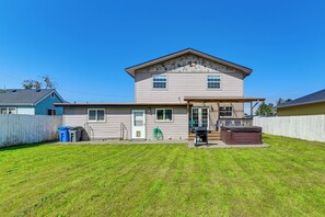 Interior - Crescent City Home w/ Hot Tub: Half-block to Beach (Crescent City)
