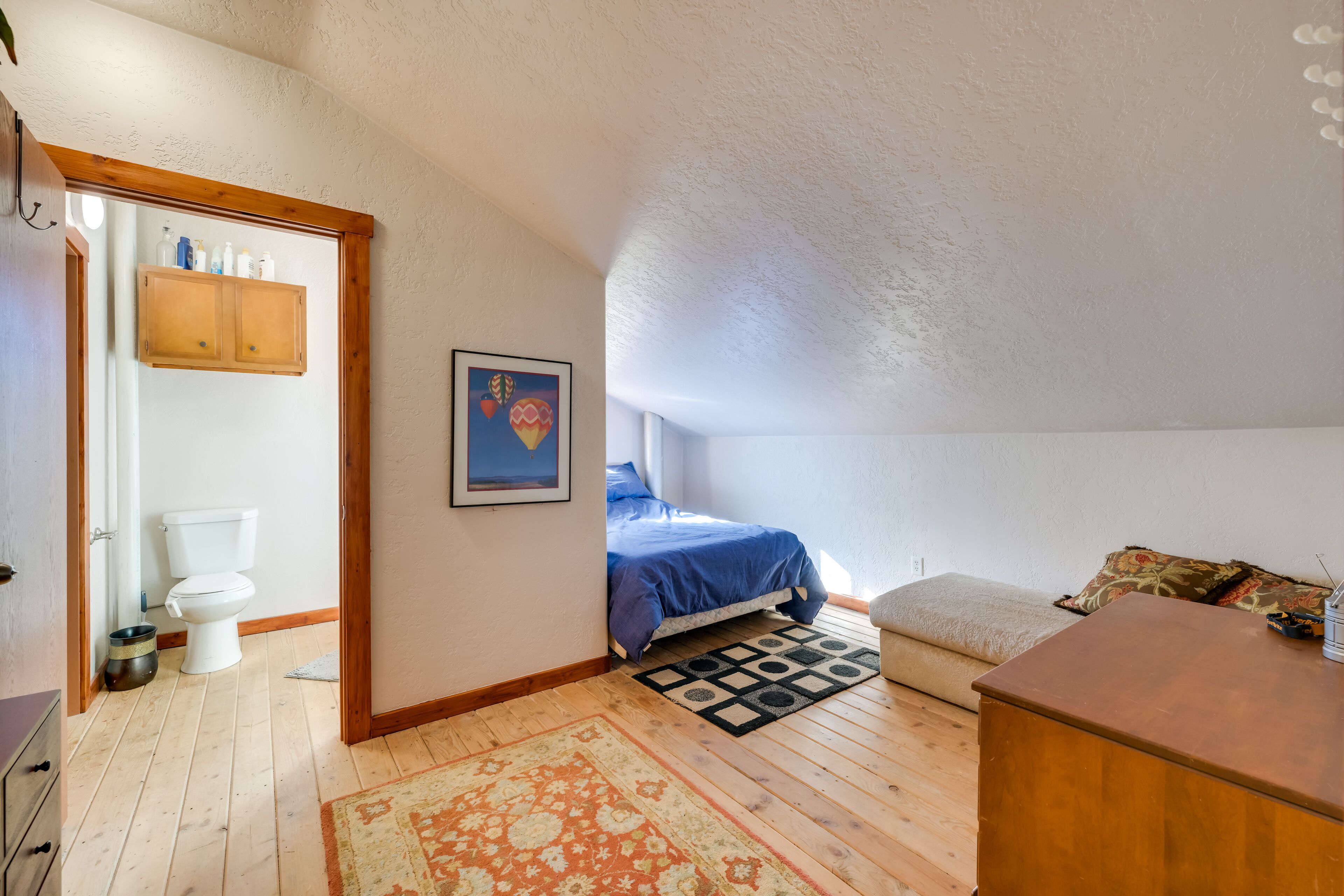 3 bedrooms, desk, laptop workspace, bed sheets