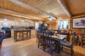 Dining - Philipsburg Log Cabin - Direct Bike Park Access! (Philipsburg)