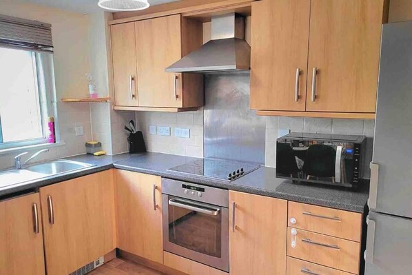 Appartement | Cuisine privée | Réfrigérateur, four à micro-ondes, un four, surface de cuisson