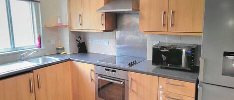 아파트 | 전용 주방 | 냉장고, 전자레인지, 오븐, 쿡탑