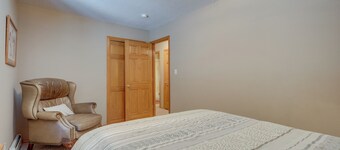 Amalia Mountain Getaway w/ Deck, Fireplace!